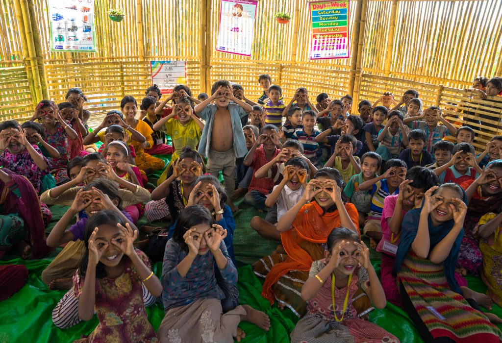 Rohingya-børn njóta spæl og lærdóm í eini flóttafólkalegu í Bangladessj. Mynd: Arif Zaman
